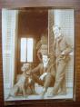 Иван Маринов, Джузепе Бодзала и кучето Фокс пред ателието на Бодзала в Полоне